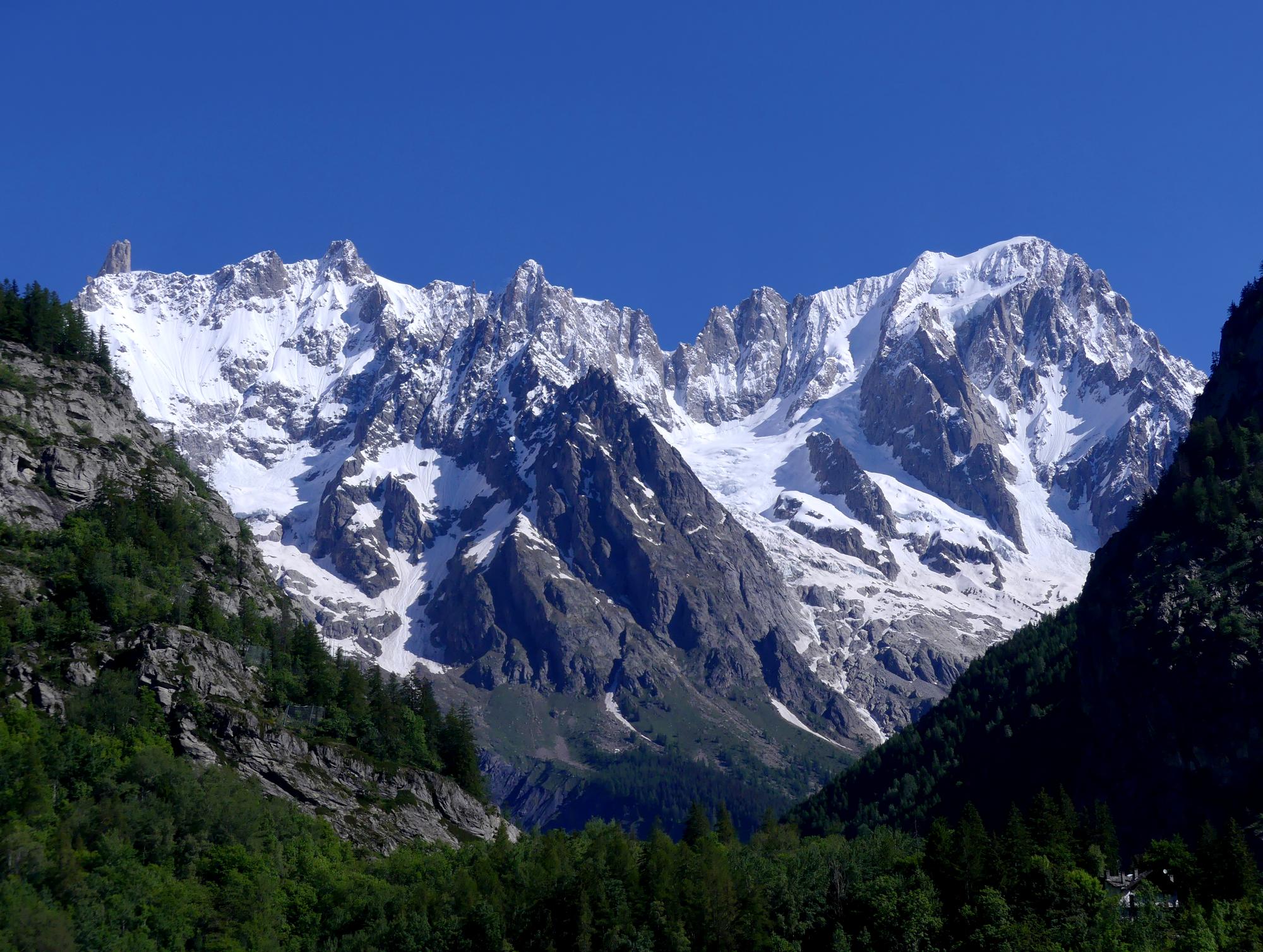 Il massiccio del Monte Bianco visto da Courmayeur in una mattina di sole