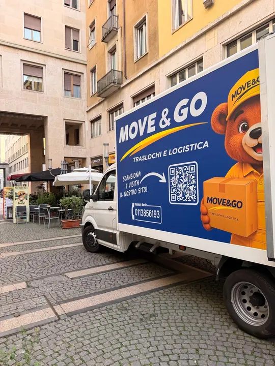 Il furgone Move & Go parcheggiato nella via pedonale lastricata del centro di Torino