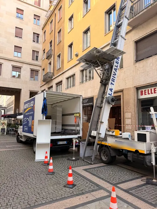 Area di lavoro delimitata con coni e nastro tra il furgone e l'autoscala