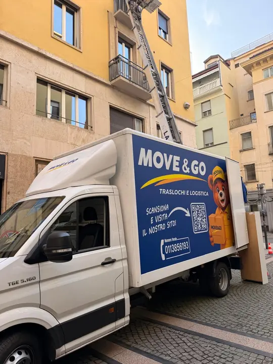 La piattaforma dell'autoscala appoggiata al balcone dell'appartamento