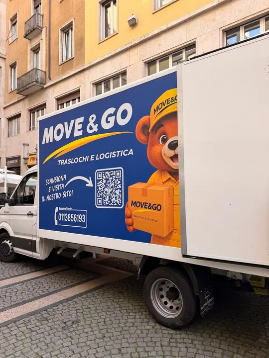 Il furgone Move & Go con il numero verde sulla fiancata, in via Roma