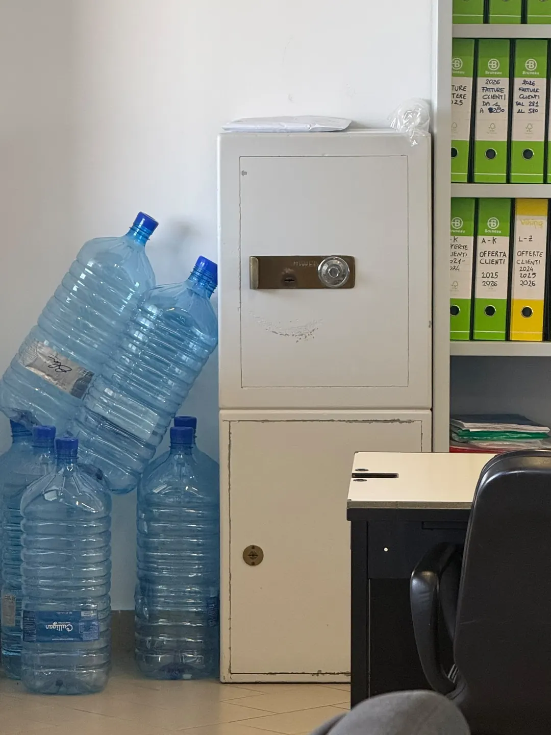 La cassaforte pesante dell'ufficio di via Bologna a Venaria, accanto agli scaffali dei raccoglitori, prima del trasloco