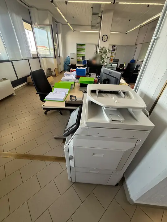 L'ufficio open space di via Bologna a Venaria con la stampante multifunzione, le scrivanie e gli armadi da trasferire