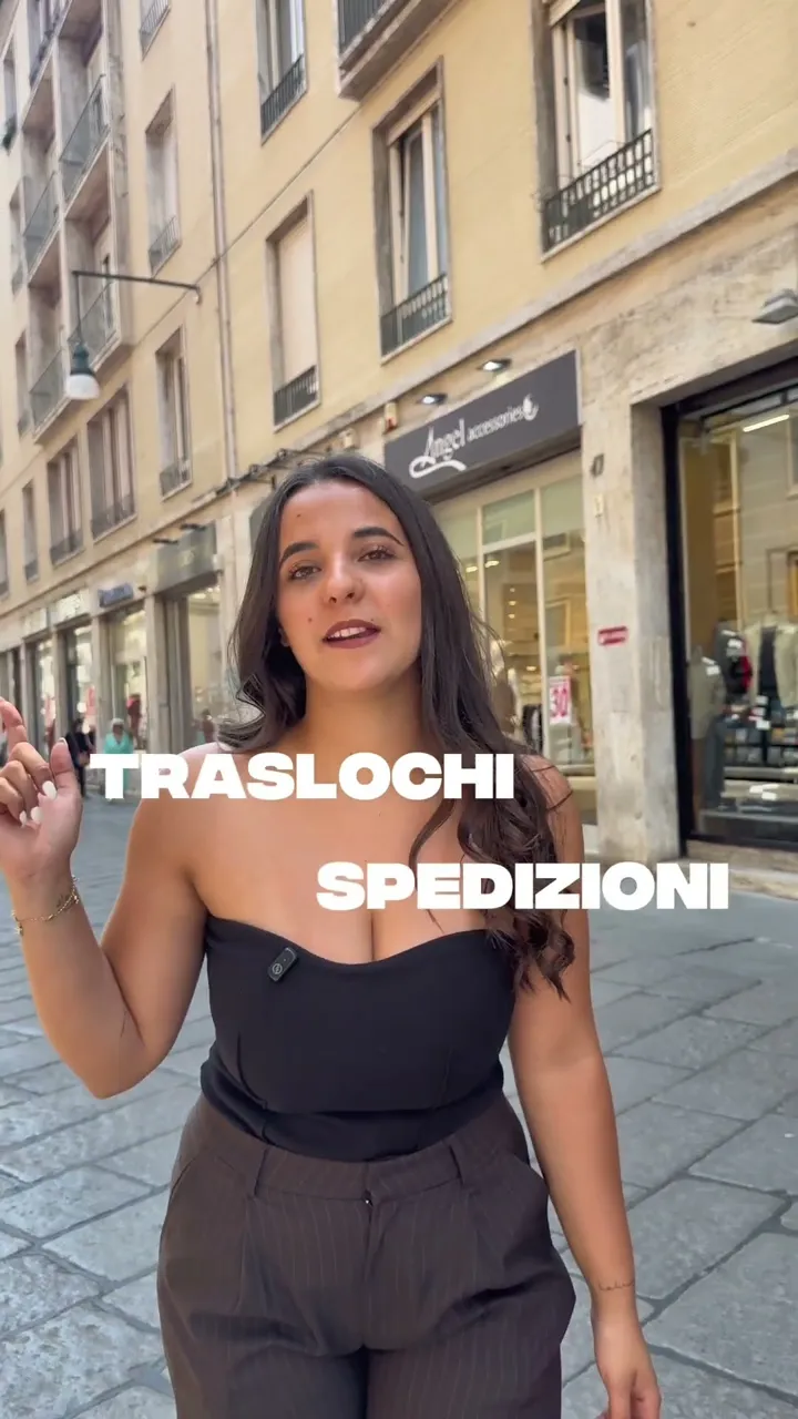 Camilla di Move & Go in una via del centro di Torino mentre parla del noleggio autoscale per i cantieri